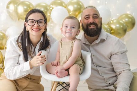 Me chamo Natali, tenho atualmente 36 anos! No percurso da minha vida, sempre ouvi muito sobre relatos de experiências terríveis sobre parto e isso me causou um trauma mental ao ponto de escolher não ser mãe. Pois bem, me casei e só após 9 anos de casada ao longo de muitas conversas com o meu marido, ele com muita paciência foi me tirando o tal medo, resolvi engravidar. Engravidei, daí o medo veio com força, deixei de fazer chá de bebê, me isolei de todos a minha volta, passei toda a minha gravidez só com os mais íntimos (mãe, pai e marido), sendo que foi uma gravidez super tranquila, sem nenhuma intercorrência e nem enjoos eu tive. Enfim, o dia do parto chegou, estava sem dormi, cheguei no hospital muito nervosa e apavorada com medo da anestesia. Quando chegou um anjo no quarto que se chama Doutor Cássio, com todo seu carinho e atenção conversou comigo e com o meu marido sobre o procedimento (o que fez toda a diferença para o meu psicológico) e nos dando muita confiança que seria um momento mágico, incrível e indolor, como realmente foi. Na hora da anestesia eu esperava tanta coisa e não senti exatamente nada, quando deitei na maca fiquei em êxtase sem acreditar o quão tranquilo e indolor que foi de tudo que eu imaginava, não foi nada daquilo de ruim que sempre escutei de outras mulheres que já haviam passado. O momento que tinha mais medo se tornou a melhor lembrança da minha vida, posso dizer que tive um parto totalmente humanizado e indolor. O meu pós parto também foi super tranquilo, levantei da cama e nem tontura eu senti, nada de enjoo e nem tremedeiras como tanto havia escutado de outras mulheres e suas experiências, chegando em casa tudo tranquilo e indolor também. Quase deixei de ser mãe pelo medo do parto! Hoje meu filho tem 1 ano e 5 meses e sigo sem acreditar no quão tranquilo e indolor foram tanto o parto quanto o pós parto, e realmente só tenho agradecer a equipe médica e ao Doutor Cássio que fez toda a diferença no momento mais especial da minha vida e claro a Deus por tudo!