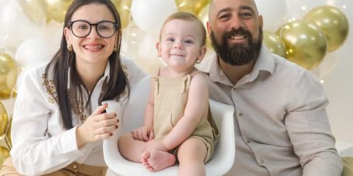 Me chamo Natali, tenho atualmente 36 anos! No percurso da minha vida, sempre ouvi muito sobre relatos de experiências terríveis sobre parto e isso me causou um trauma mental ao ponto de escolher não ser mãe. Pois bem, me casei e só após 9 anos de casada ao longo de muitas conversas com o meu marido, ele com muita paciência foi me tirando o tal medo, resolvi engravidar. Engravidei, daí o medo veio com força, deixei de fazer chá de bebê, me isolei de todos a minha volta, passei toda a minha gravidez só com os mais íntimos (mãe, pai e marido), sendo que foi uma gravidez super tranquila, sem nenhuma intercorrência e nem enjoos eu tive. Enfim, o dia do parto chegou, estava sem dormi, cheguei no hospital muito nervosa e apavorada com medo da anestesia. Quando chegou um anjo no quarto que se chama Doutor Cássio, com todo seu carinho e atenção conversou comigo e com o meu marido sobre o procedimento (o que fez toda a diferença para o meu psicológico) e nos dando muita confiança que seria um momento mágico, incrível e indolor, como realmente foi. Na hora da anestesia eu esperava tanta coisa e não senti exatamente nada, quando deitei na maca fiquei em êxtase sem acreditar o quão tranquilo e indolor que foi de tudo que eu imaginava, não foi nada daquilo de ruim que sempre escutei de outras mulheres que já haviam passado. O momento que tinha mais medo se tornou a melhor lembrança da minha vida, posso dizer que tive um parto totalmente humanizado e indolor. O meu pós parto também foi super tranquilo, levantei da cama e nem tontura eu senti, nada de enjoo e nem tremedeiras como tanto havia escutado de outras mulheres e suas experiências, chegando em casa tudo tranquilo e indolor também. Quase deixei de ser mãe pelo medo do parto! Hoje meu filho tem 1 ano e 5 meses e sigo sem acreditar no quão tranquilo e indolor foram tanto o parto quanto o pós parto, e realmente só tenho agradecer a equipe médica e ao Doutor Cássio que fez toda a diferença no momento mais especial da minha vida e claro a Deus por tudo!